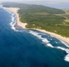 Die Küste KwaZulu Natals mit der Thonga Beach Lodge aus der Vogelperspektive. 